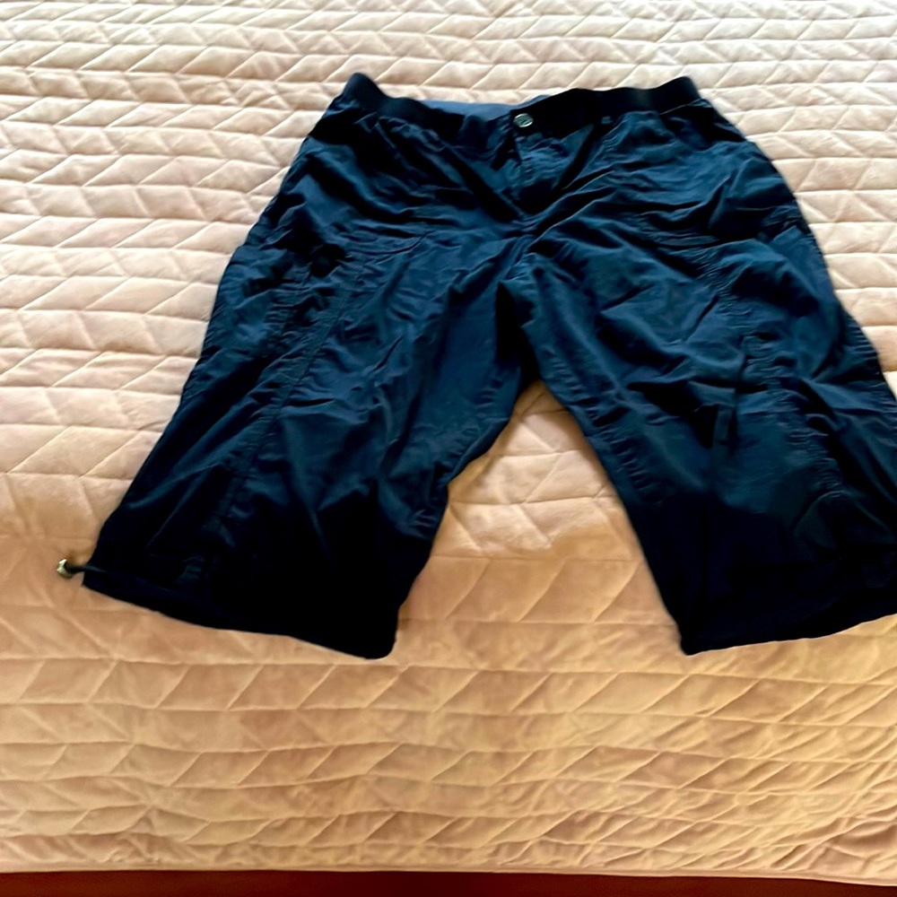 Navy Blue Croft and Barrow size 12 capri pants. One side pocket, super cute